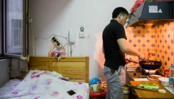 “Вы мертвы?” Вирусное приложение Китая исследует одиночную жизнь и изменяющиеся социальные связи