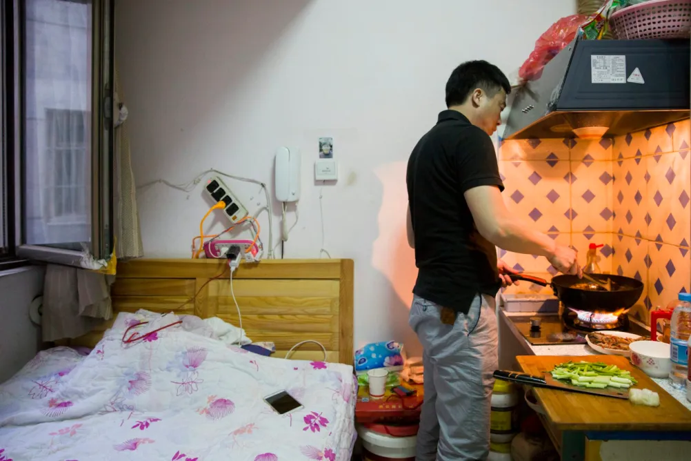 “Вы мертвы?” Вирусное приложение Китая исследует одиночную жизнь и изменяющиеся социальные связи