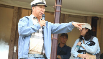 Генеральный директор Ichitan Танг Пассакорннатий получил травмы после падения с двух метров на музыкальном фестивале Wonder One, говорит, что он «в порядке»