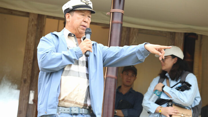 Генеральный директор Ichitan Танг Пассакорннатий получил травмы после падения с двух метров на музыкальном фестивале Wonder One, говорит, что он «в порядке»