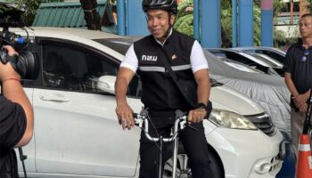 Губернатор Бангкока едет на велосипеде к избирательному участку, пока столица мобилизуется к дню выборов