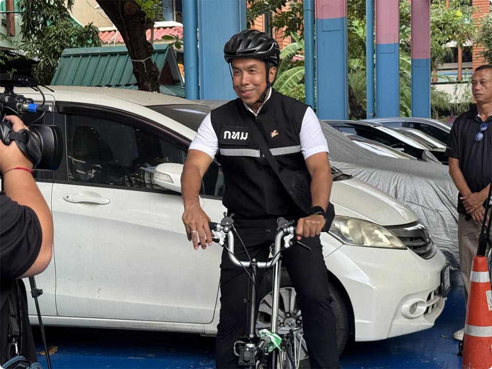 Губернатор Бангкока едет на велосипеде к избирательному участку, пока столица мобилизуется к дню выборов