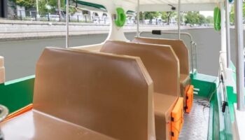 Губернатор Бангкока приглашает публику попробовать бесплатную службу электрических такси на лодках в период испытаний