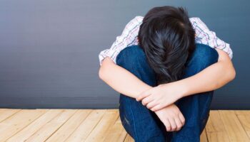 Давление в школе заставляет молодого мальчика сбежать в Самутпракарне