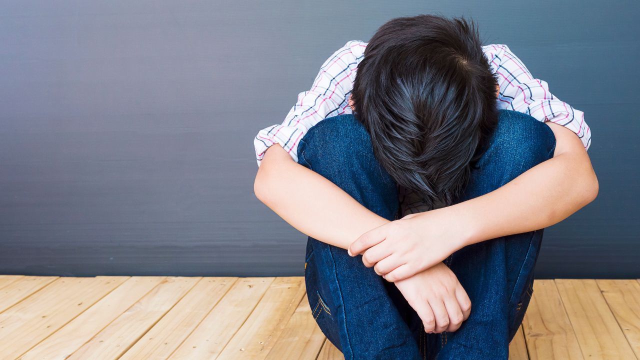 Давление в школе заставляет молодого мальчика сбежать в Самутпракарне