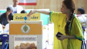 Два из трех опросов общественного мнения предсказывают победу партии Бхумджаитай на выборах