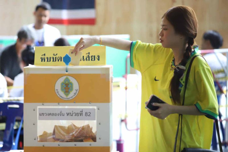 Два из трех опросов общественного мнения предсказывают победу партии Бхумджаитай на выборах