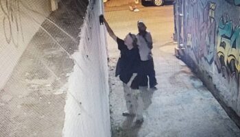 Два «иностранца» разыскиваются за распыление краски на стене храма в Чианг Мае