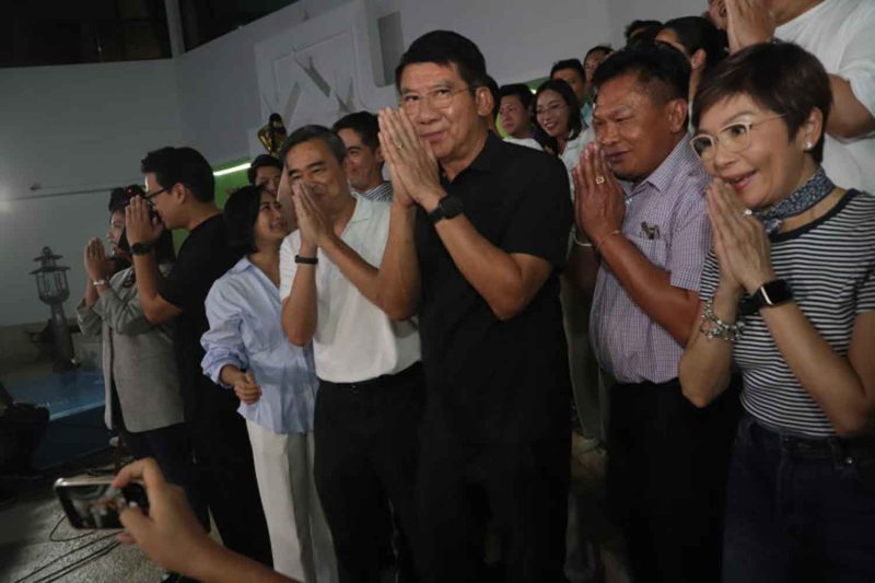 Демократы пересмотрят стратегию, так как результаты опросов «ниже целевого уровня»