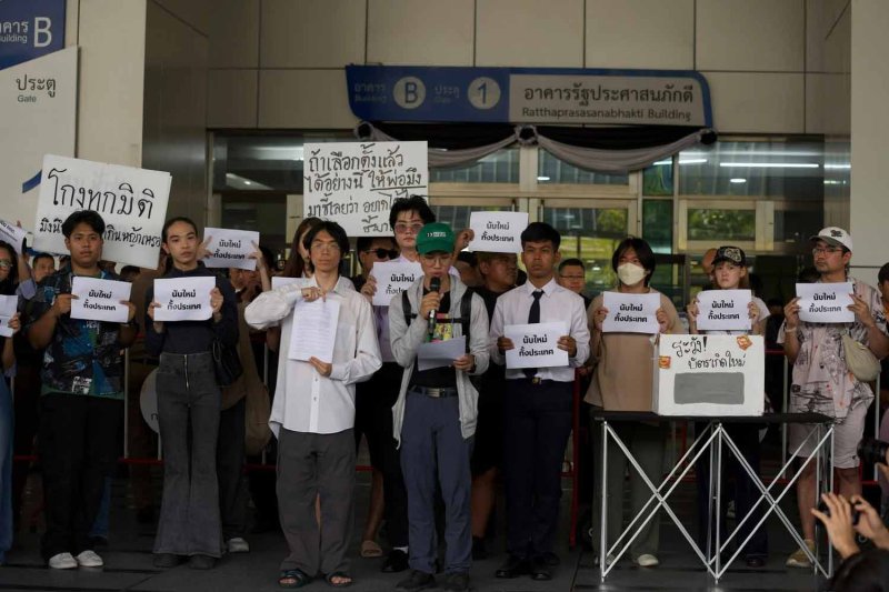 Демонстранты требуют пересчета голосов по всей стране и отставки членов избирательной комиссии