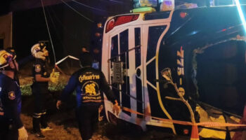 Десятки пострадавших в результате overturn автобусa Phuket–Betong в Huai Yot