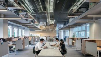 Должны ли инвесторы централизовать операции в Индонезии в рамках холдинговой компании?