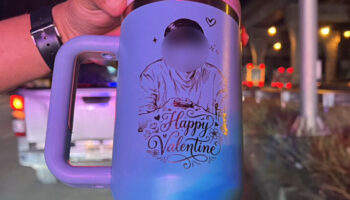 ДТП с мотоциклом в Нонтхабури убивает мужчину, подарок на День святого Валентина найден на месте происшествия