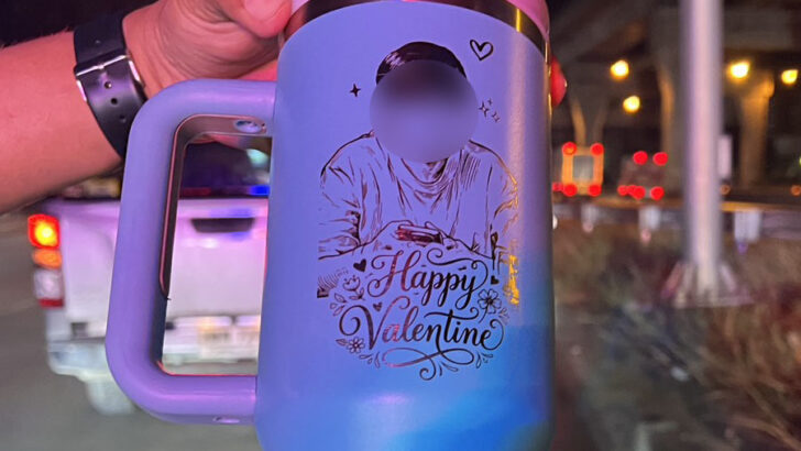 ДТП с мотоциклом в Нонтхабури убивает мужчину, подарок на День святого Валентина найден на месте происшествия