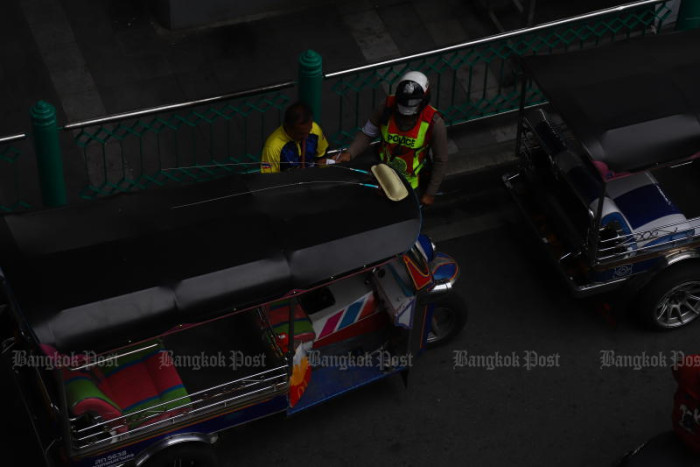 Дуо на мотоцикле выхватывает сумку у туристов на тук-туке