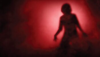 Женщина в безопасности после побега из центра мошенничества в Камбодже