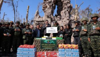 Заместитель министра обороны посещает Та Квай, Та Муен Том