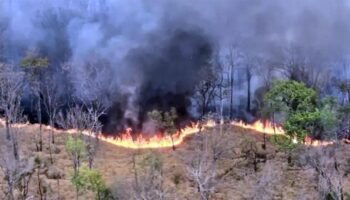 Заместитель премьер-министра отдал распоряжение о воздушной пожарной борьбе, так как лесной пожар распространяется на исследовательской станции Сакаэрт.