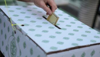 Избирательная комиссия публикует "официальные" результаты