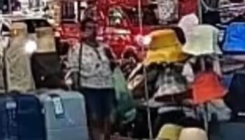 Иностранная женщина спокойно уходит с украденным чемоданом в Пхукете