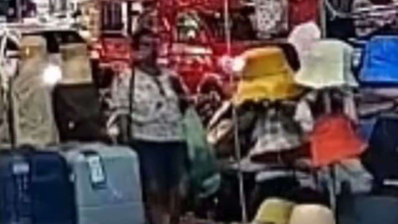 Иностранная женщина спокойно уходит с украденным чемоданом в Пхукете