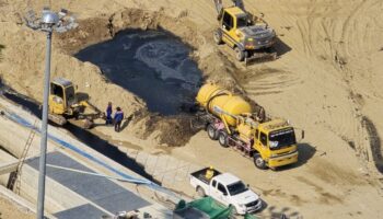 Иностранный мужчина поднимает флаг загрязнения моря на пляже Джомтин в Паттайе