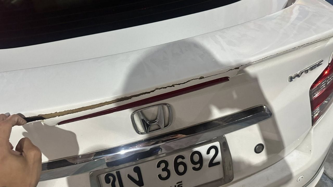 Иностранцы прыгают на движущийся автомобиль и наносят ему повреждения на дороге в Паттайе