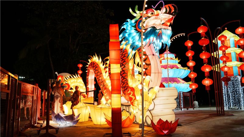 Китайский дракон и стена фонариков появились у пляжа в Патонге