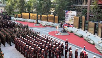 Королевская тайская армия почитает павших героев на мемориальной церемонии Дня ветеранов 2026 года