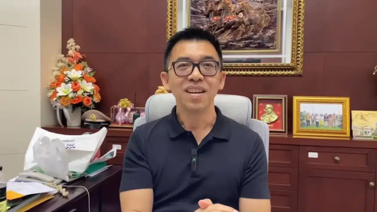 Краби устанавливает светофоры в форме сердца ко Дню Святого Валентина