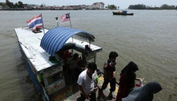 Малайзия установит больше защитных проволок на незаконных маршрутах, граничащих с Таиландом.