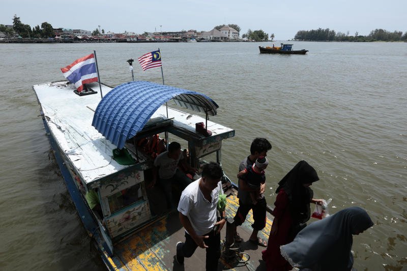 Малайзия установит больше защитных проволок на незаконных маршрутах, граничащих с Таиландом.