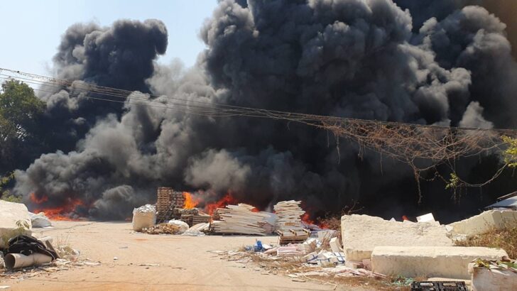 Массированный пожар охватил завод по производству пены, пожарные боролись с огнем более часа