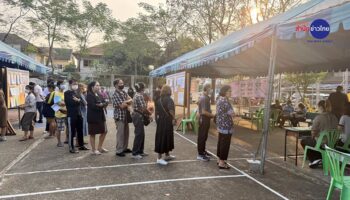 Миллионы тайцев голосуют на внеочередных выборах и конституционном референдуме на фоне политического перекрестка