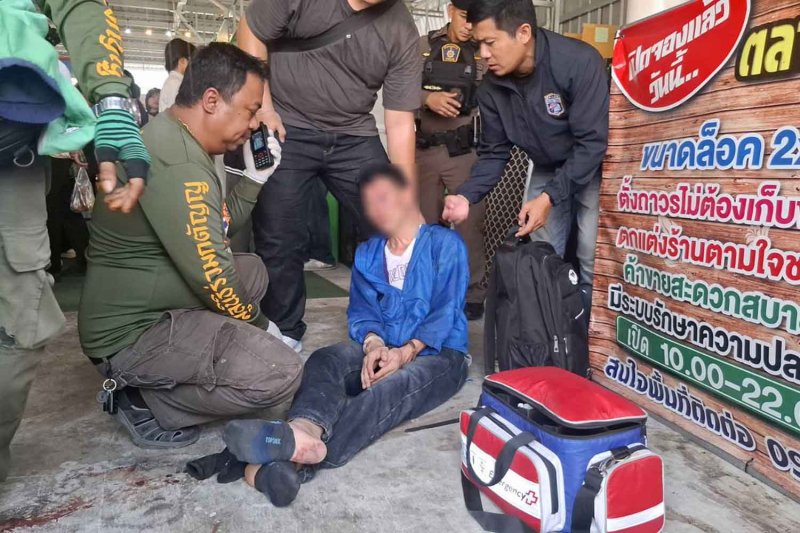 Мужчина облил бензином управляющего банком и потребовал 5 миллионов на торговом центре