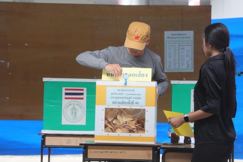 Небольшой дождь в Большом Бангкоке в день выборов