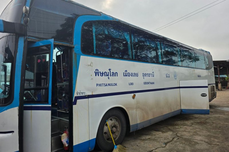 Новорожденный найден в мусорном баке автобуса в Пхитсандулоке