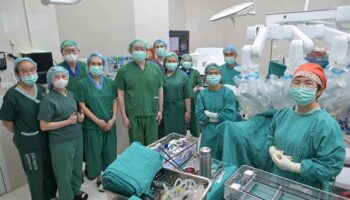 Н医院 Nopparat Rajathanee провел первую роботизированную операцию, улучшая доступ к лечению рака