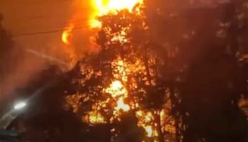 Огромный пожар, когда арсенал пограничной полиции взорвался в Сурине