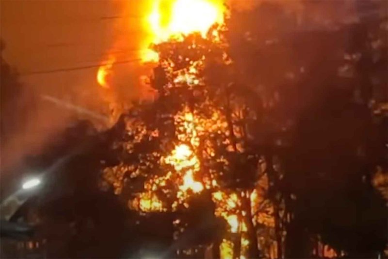 Огромный пожар, когда арсенал пограничной полиции взорвался в Сурине