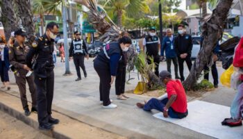 Операция на пляже Паттайя направлена на бездомных и нищих