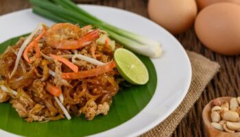 Пад Тай — тайская еда, а не камбоджийская, говорит центр по борьбе с фейковыми новостями