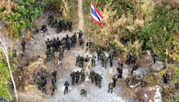 Пограничный лесной пожар, explosions рядом с Прасат-Кханой в Сурине