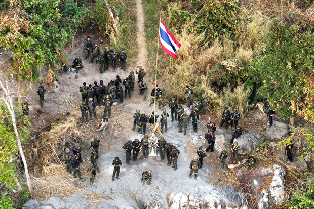 Пограничный лесной пожар, explosions рядом с Прасат-Кханой в Сурине