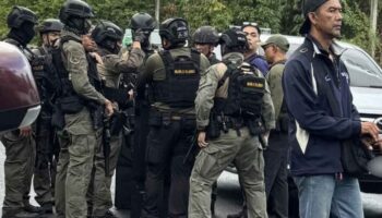 Подросток-стрелок стреляет в директора школы, берет 300 студентов в заложники в Хатьяй