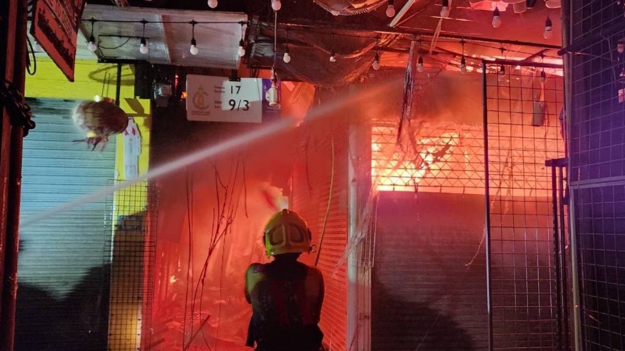 Пожар повредил 28 магазинов на выходном рынке Чатучак в Бангкоке