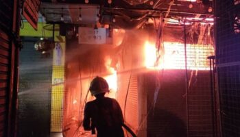 Пожар уничтожает 28 киосков на рынке Чатучак в выходные дни