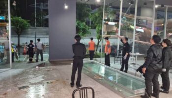 Покупатели пострадали при обрушении стеклянной перегородки в торговом центре Нонтхабури