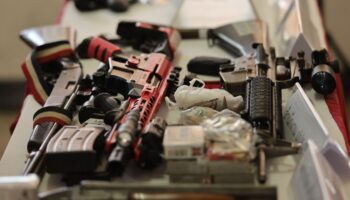 Полиция изымает винтовки M16 и гранаты в рейде в Накхон-Си-Тхаммарат