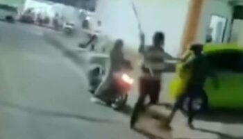 Пострадавший курьер доставки еды в Паттайе после ругательства на дороге